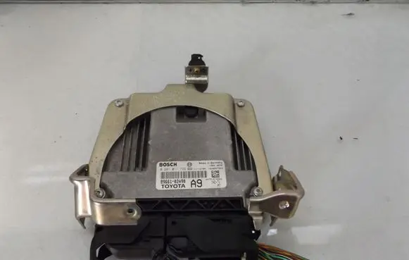 Toyota Corolla E120 E130 Engine control unit/module 8966102A90A
