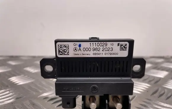Mercedes-Benz C W204 Charging relay A0009822023