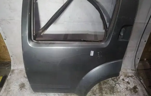 Nissan Pathfinder R51 Rear door pilkos
