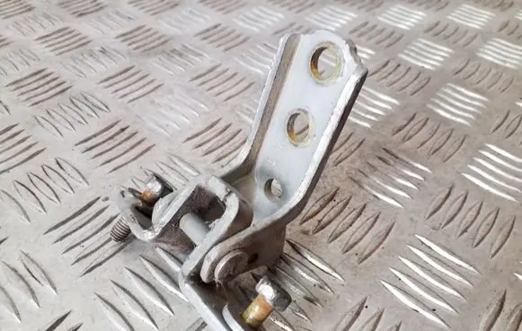Mitsubishi Grandis Rear door lower hinge