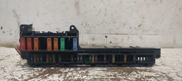BMW 5 E60 E61 Fuse module 10688710