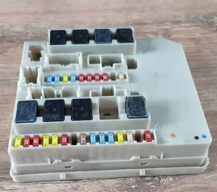 Renault Clio III Fuse module 233293D