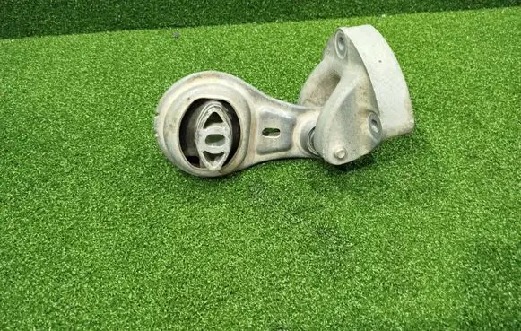 Engine mount bracket