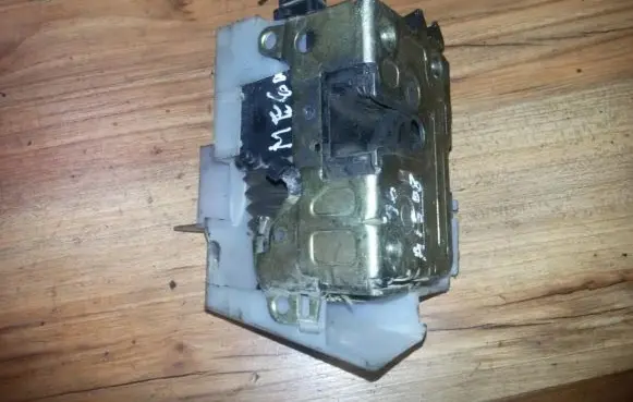Renault Megane I Front door lock