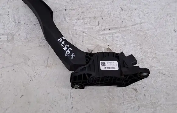 Ford Focus Accelerator throttle pedal JX619F836BB