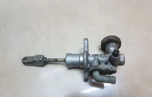 Nissan X-Trail T30 Clutch master cylinder
