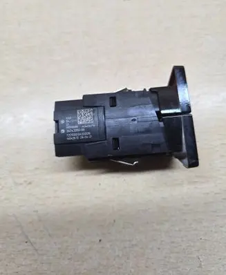 BMW 5 G30 G31 Hazard light switch 9423271 3474320200 2C942327101