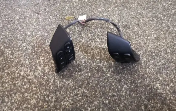 Steering wheel buttons/switches