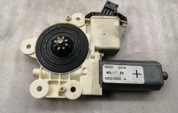 Toyota Avensis T250 Front door window regulator motor 6982005050 994023
