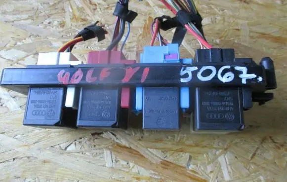 Volkswagen Golf VI Fuse module 1K2937503B