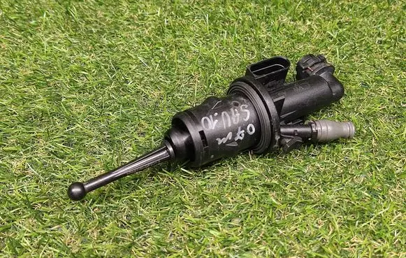 Volkswagen Golf V Clutch master cylinder 1K0721388