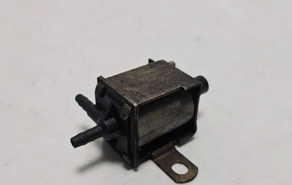 BMW 3 E30 Electromagnetic valve 1277974 72093913 1107