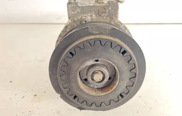 Volkswagen Golf V Air conditioning (A/C) compressor (pump)