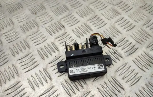 Mercedes-Benz A W176 Charging relay A0009822023