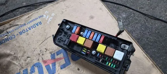 Opel Vectra C Fuse module 13205792 519171003