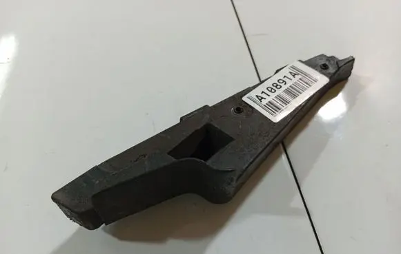 Front bumper mounting bracket
