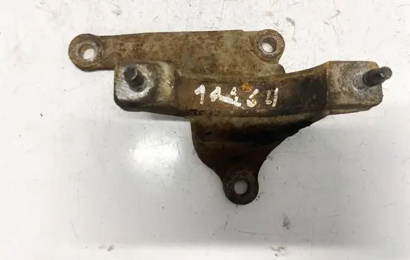 Engine mounting bracket