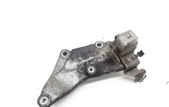 Engine mounting bracket