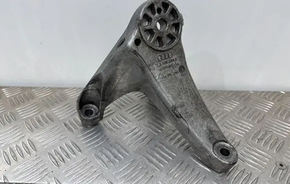 Audi Q7 4L Engine mounting bracket 7L8199308E