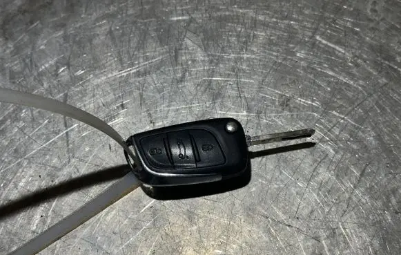 Citroen C4 II Ignition key/card 