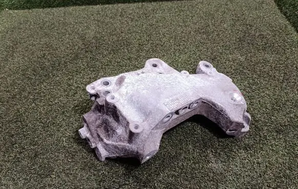 Opel Vivaro Engine mounting bracket 112313054R