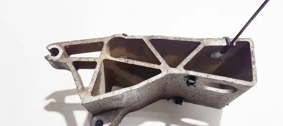Volvo S60 Engine mounting bracket