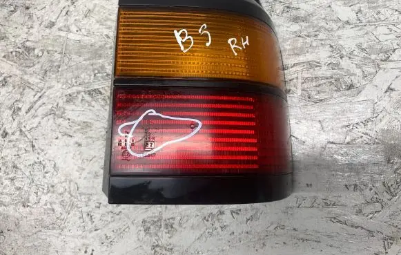 Volkswagen PASSAT B3 Rear/tail lights 333945112