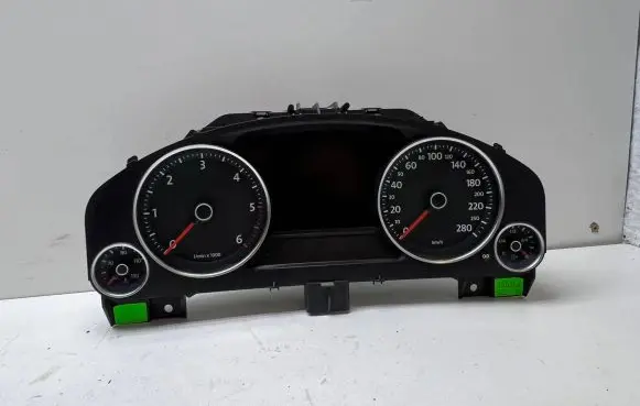 Volkswagen Touareg II Speedometer (instrument cluster) 7P6920880D 0263677004