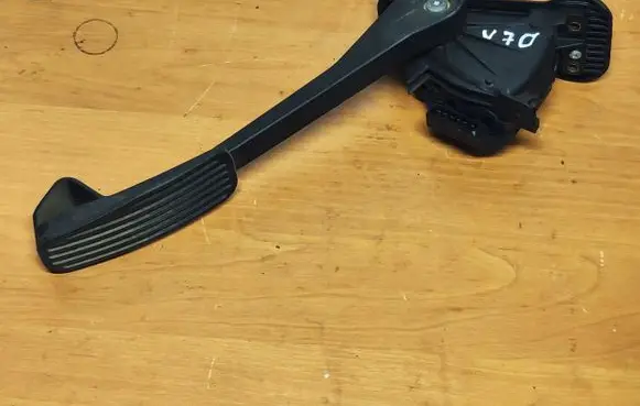 Volvo V70 Accelerator throttle pedal 30636004 6PV00853701