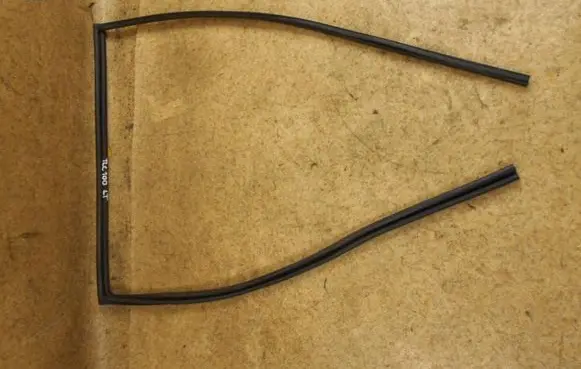 Toyota Land Cruiser (J100) Rear door glass trim molding 