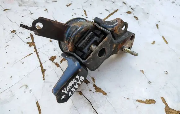 Toyota Yaris Engine mounting bracket