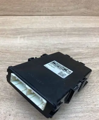 Toyota Avensis T270 Power management control unit 8969005010 MB1028500050