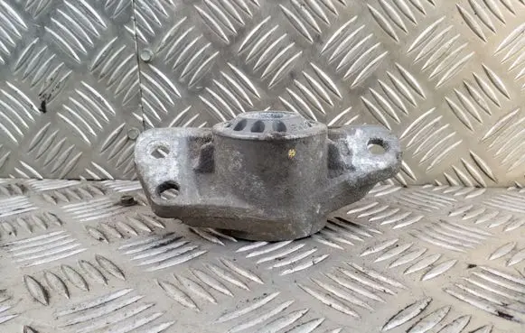 Volkswagen PASSAT CC Front shock absorber mounting bracket 3C0513353C