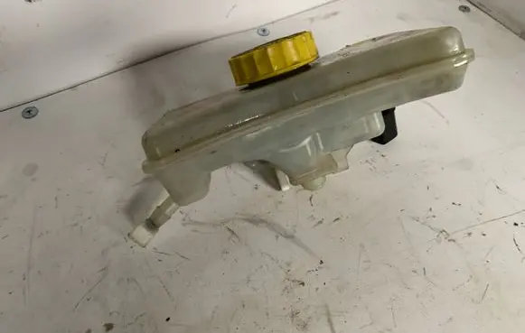 Audi A6 S6 C6 4F Brake fluid reservoir 320670094