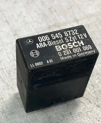 Mercedes-Benz E W124 Fuel pump relay 0065458732 0281001069