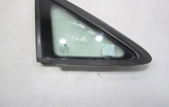 Volkswagen Touran II Front triangle window/glass 1T0845412