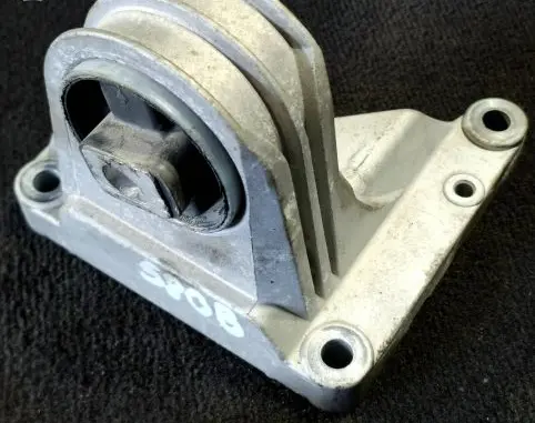Volvo S80 Engine mount bracket