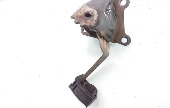 Nissan Navara D40 Engine mounting bracket