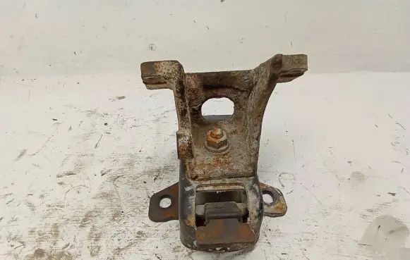 Toyota Hilux (AN10, AN20, AN30) Engine mount bracket 123610L030