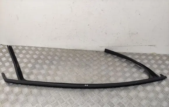 Seat Leon (5F) Front door glass trim molding 5F4837432