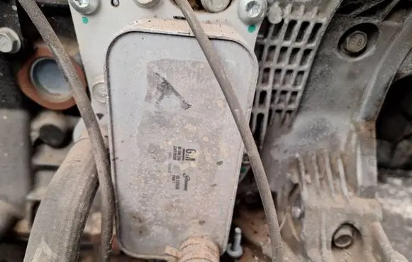 Chevrolet Captiva Engine oil radiator 96868256