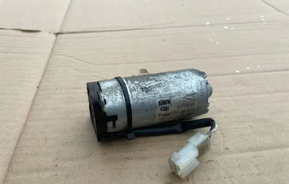 BMW 3 E46 Seat adjustment motor 1117901 GP41A35 H220299B