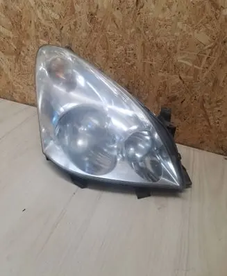 Toyota Corolla Verso AR10 Headlight/headlamp E11200683