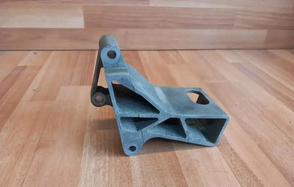 Volvo XC70 Engine mounting bracket 30741577