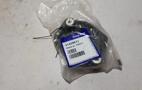 Volvo XC90 Intercooler pipe mounting bracket 31439575