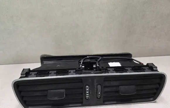 Volkswagen PASSAT B7 Dash center air vent grill 3AC819728A