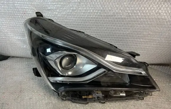 Toyota Yaris Headlight/headlamp 
