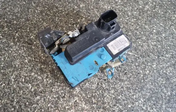 Volvo V70 Front door lock 30663040