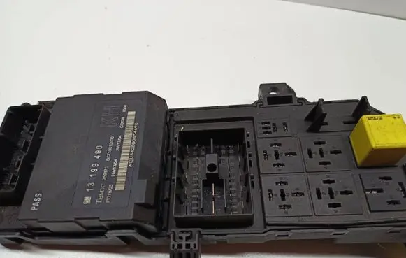 Opel Signum Fuse module 13181984 13199490 460023260
