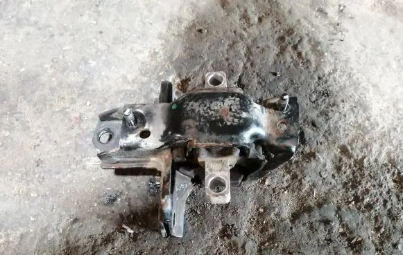 Volkswagen Polo V 6R Engine mount bracket 6Q0199555AR